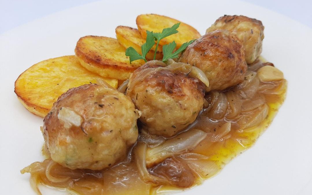 Albóndigas marineras encebolladas