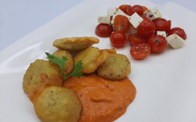 Alcauciles en tempura con romesco
