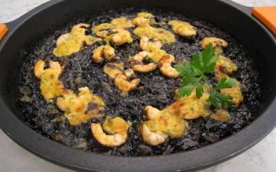 Arroz negro con choco y langostinos