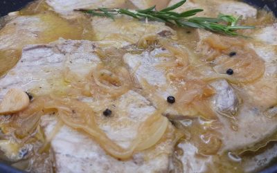 Atún encebollado