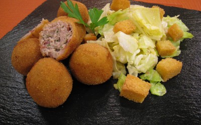 Bolitas de flamenquin y ensalada César