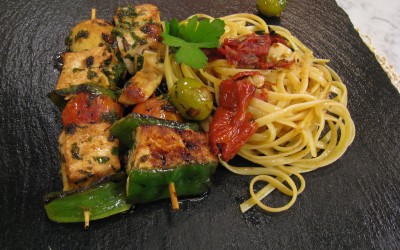 Brocheta de pez espada con pasta
