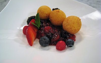 Buñuelos de queso con frutos rojos