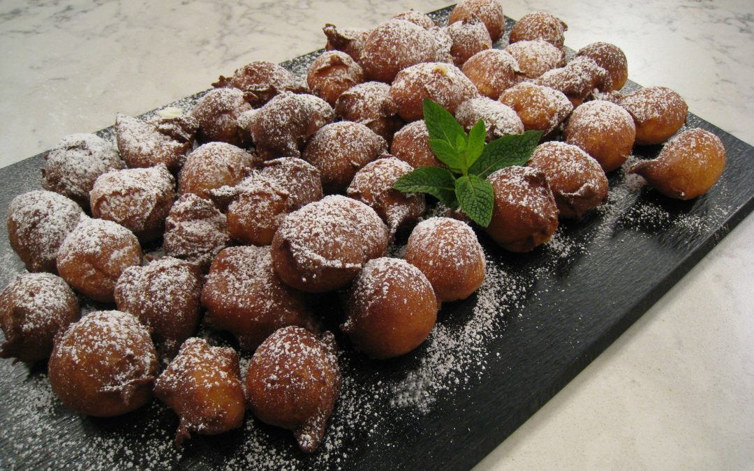 Buñuelos fritos rellenos de nata