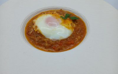 Cacerola de tomate, queso y huevos