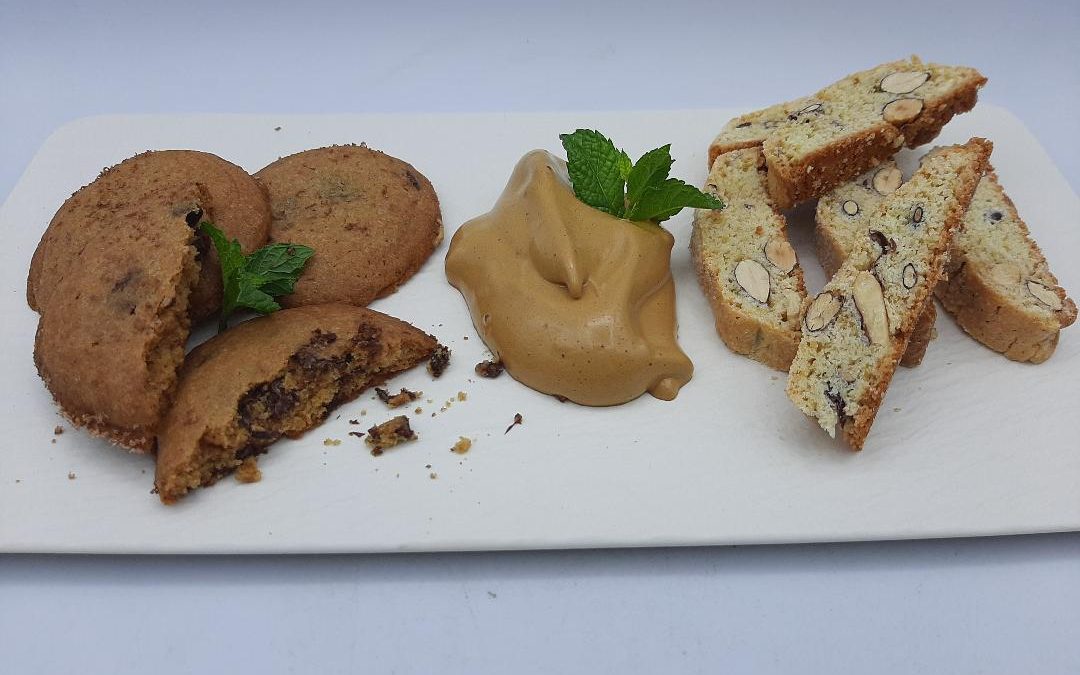 Crema de café, bizcocho y galletas