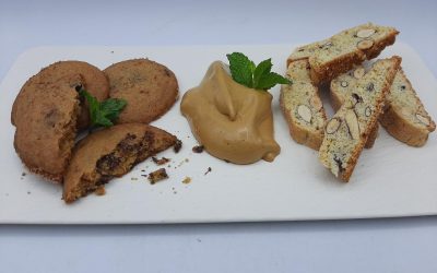 Crema de café, bizcocho y galletas