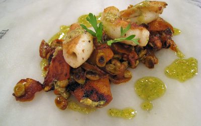 Calamaritos con habitas y almendras