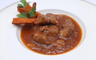 Carne guisada al pan frito