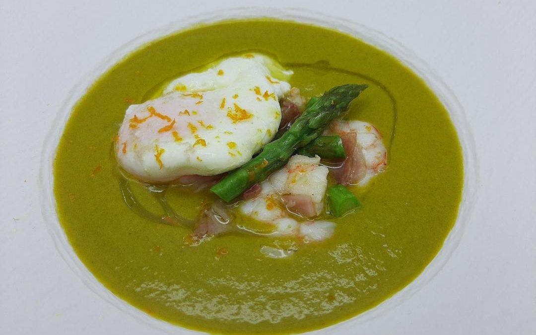 Crema de espárragos con gambas