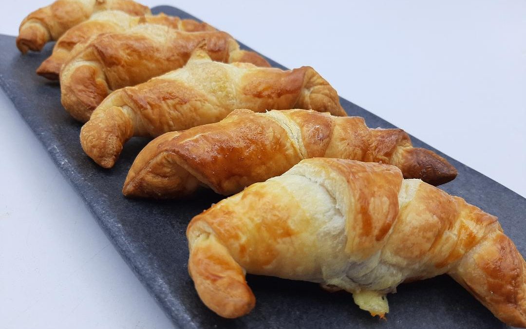 Cruasanes de jamón y queso