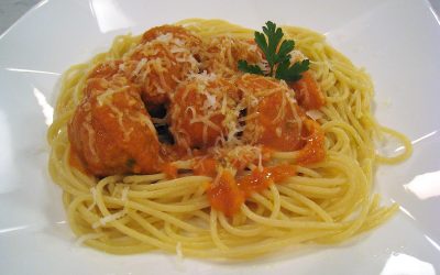 Espaguetis con albóndigas de pollo asado