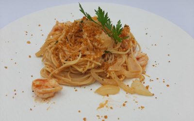 Espaguetis con pesto de langostinos