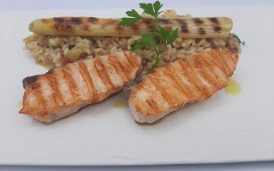 Espárragos con salmón y gambas