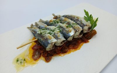 Espetos de sardinas sobre moraga