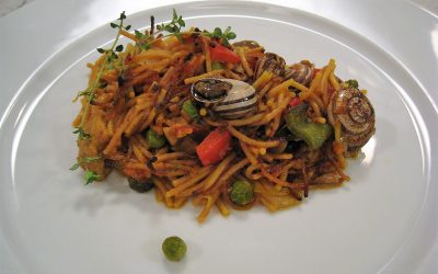 Fideos al horno con lomo y caracoles