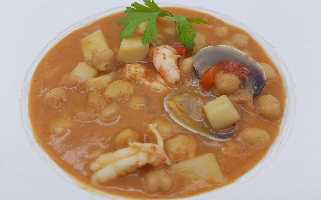 Garbanzos con chocos, langostinos