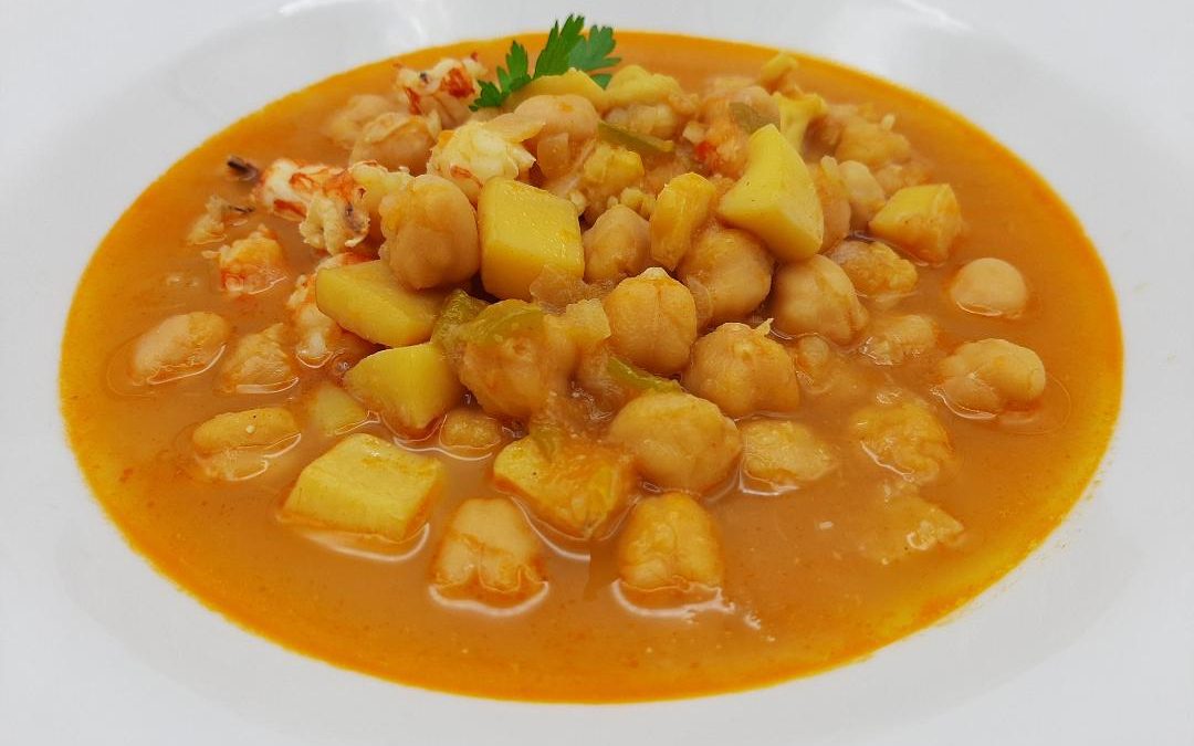 Garbanzos con chocos y langostinos