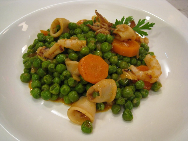 Guisantes en salsa de calamares
