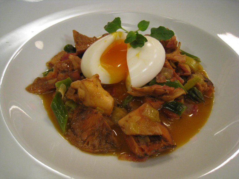 Guisillo de setas con ajetes y huevo