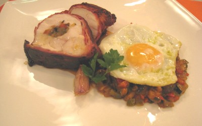 Huevos fritos con pisto y pollo