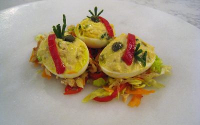 Huevos rellenos con encurtidos