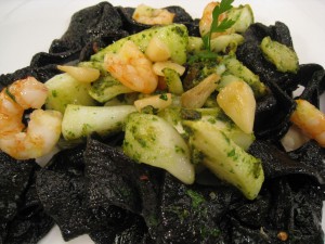 JIBIA AL AJILLO CON PASTA NEGRA eym