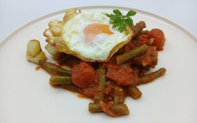 Judías con tomate y huevo