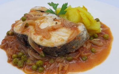 Merluza encebollada