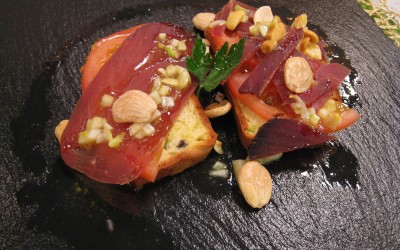 Mojama con pan y almendras