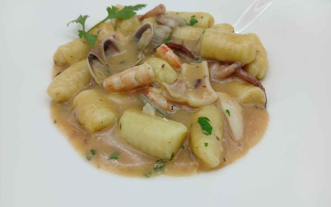 Ñoquis de patatas en salsa verde