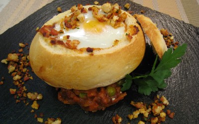 Pan relleno de huevos a la flamenca