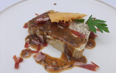 Pastel de setas con salsa de jamón