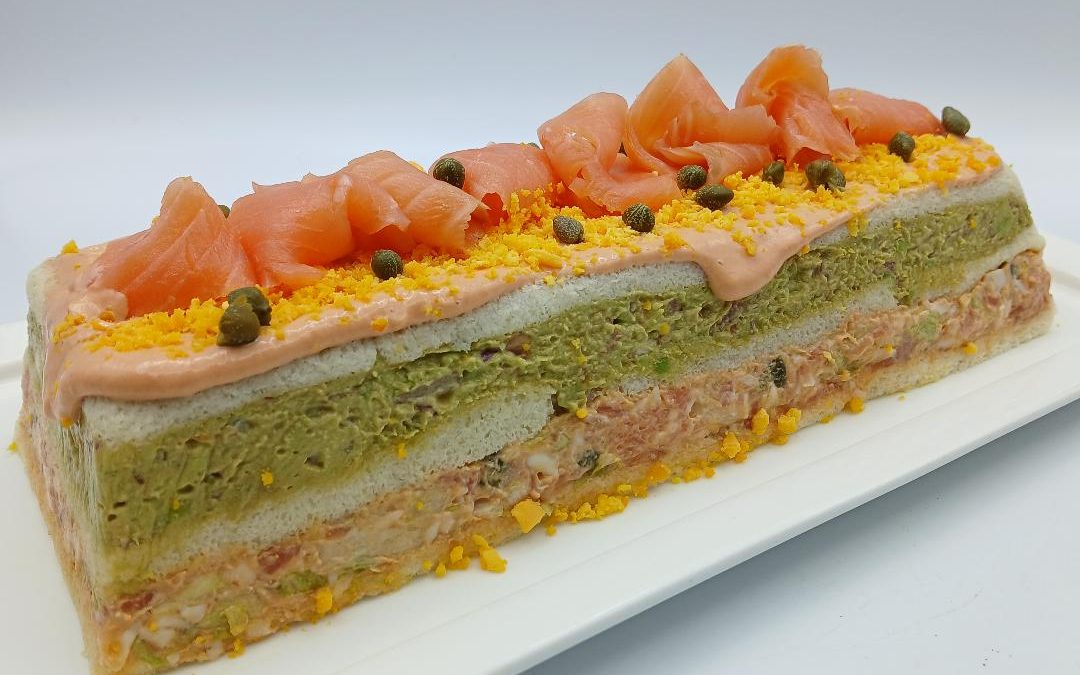 Pastel frío de jamón y aguacate