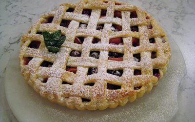 Pastel trenzado de frutos rojos