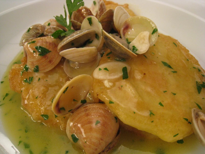 Patatas rellenas en salsa verde