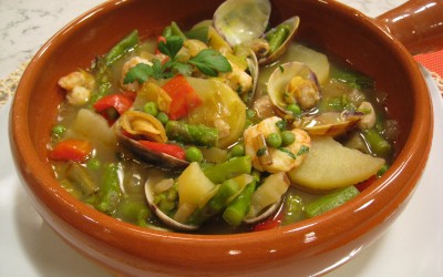 Patatas con almejas, verduras y gambas