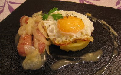 Patatas con huevo y salchichas