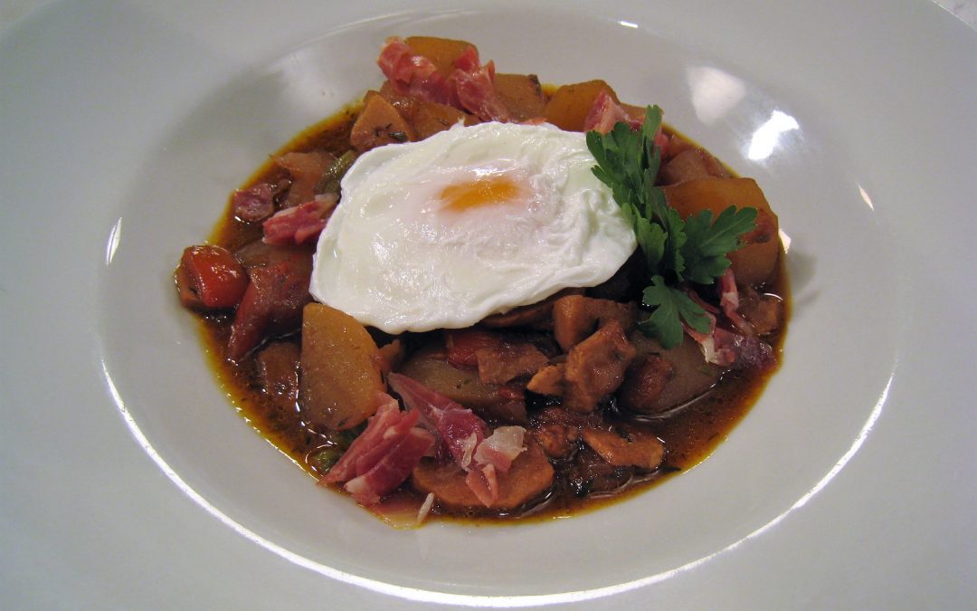 Patatas con setas, huevo, jamón