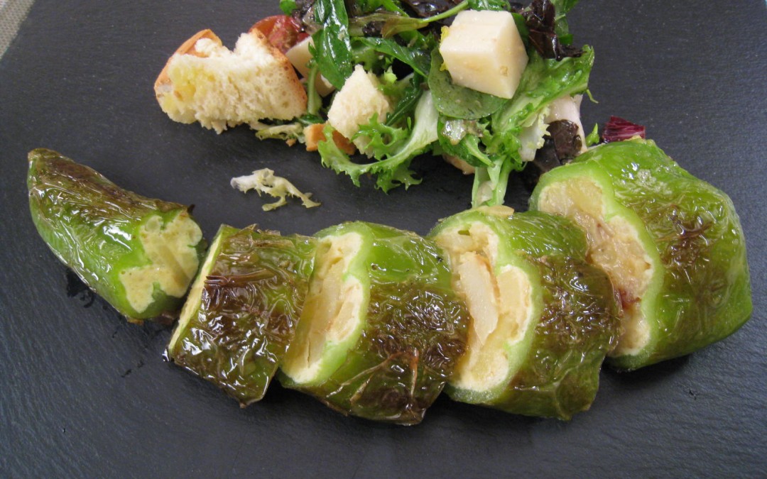 Pimientos verdes rellenos de tortilla