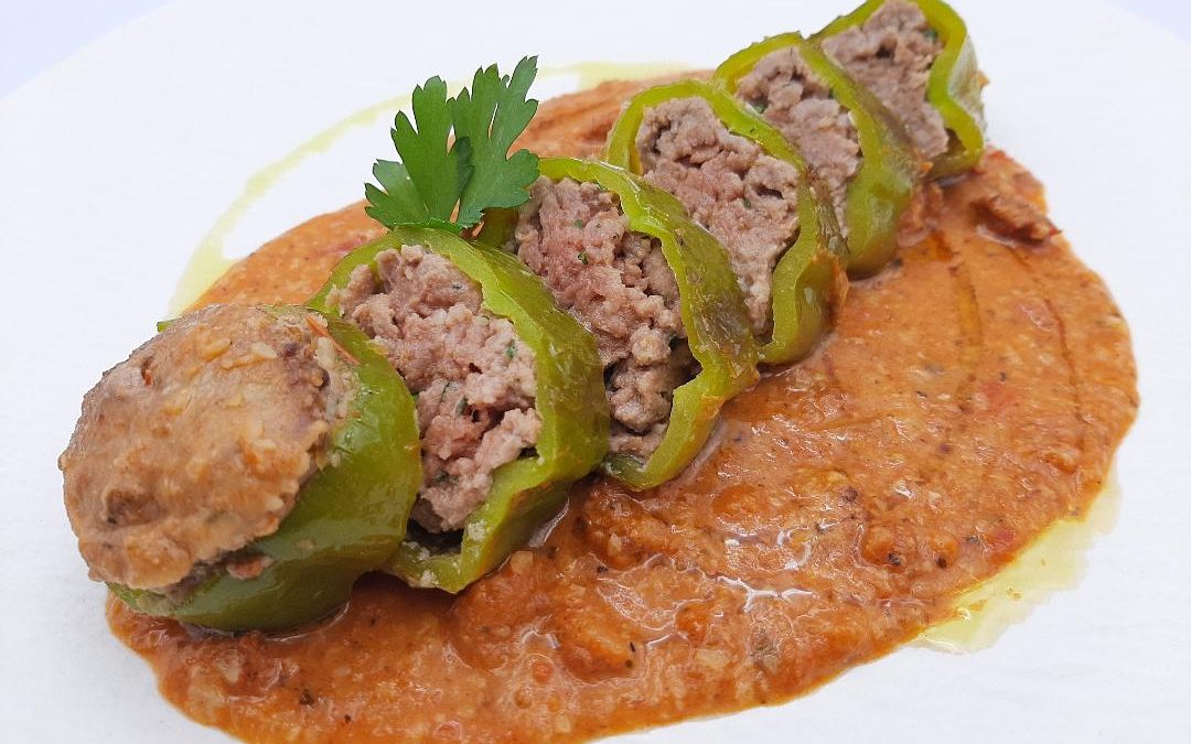 Pimientos fritos rellenos de carne