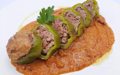 Pimientos fritos rellenos de carne