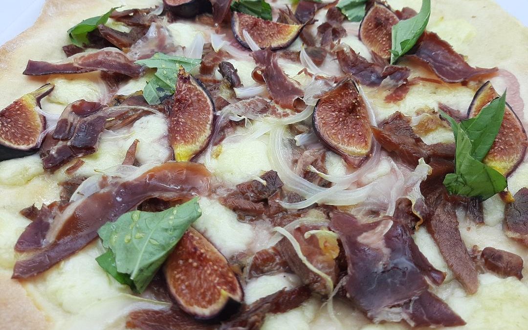 Pizza de carne y albahaca