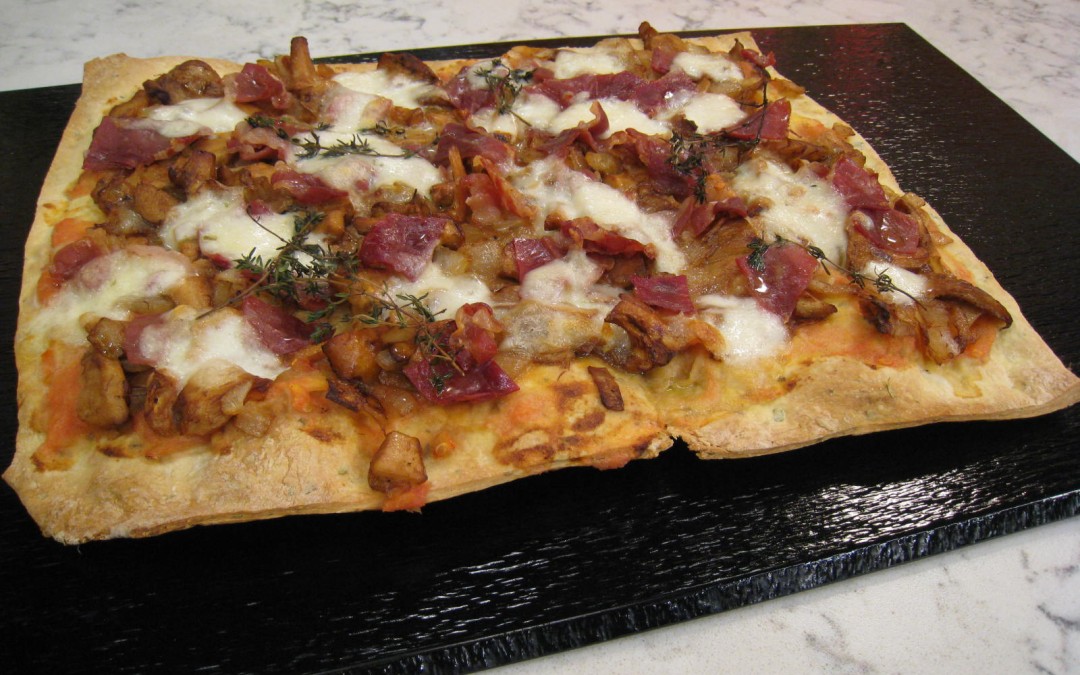 Pizza crujiente de setas con jamón