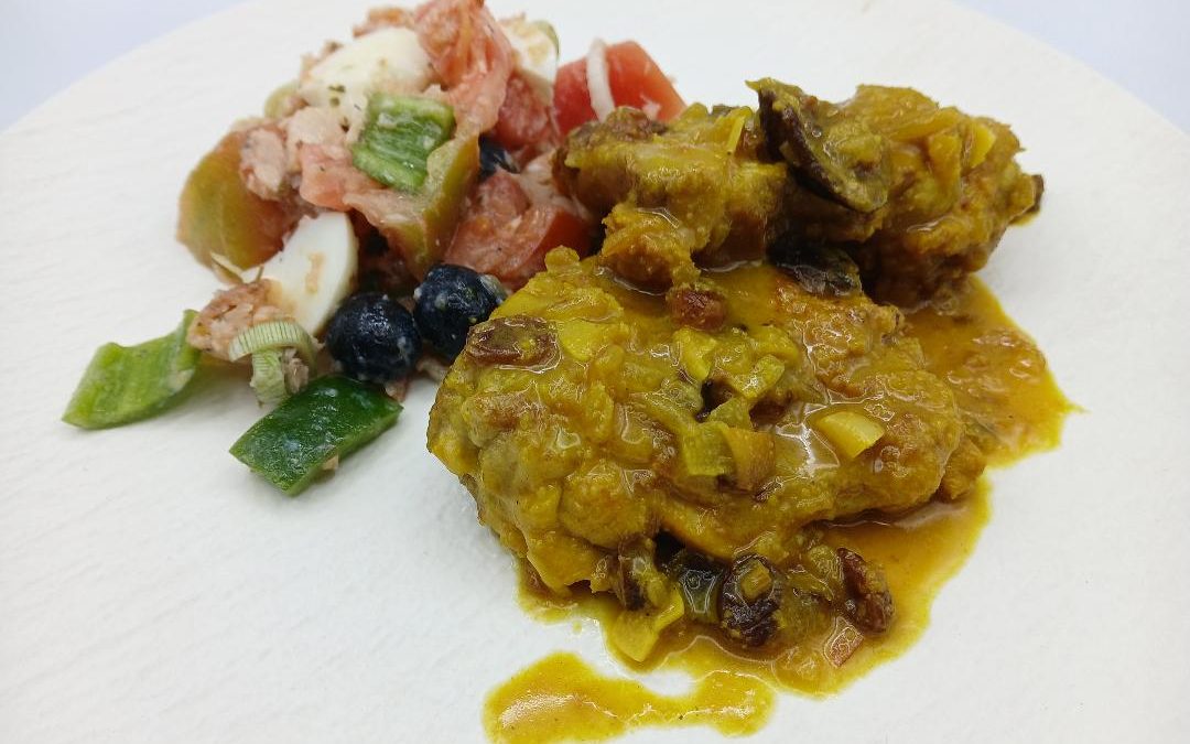 Pollo en salsa con ciruelas y pasas