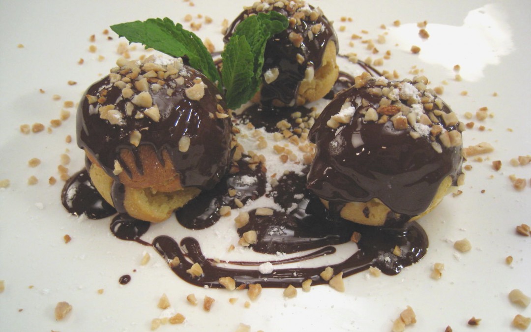 Profiteroles de crema con chocolate