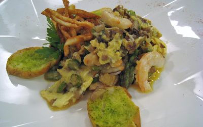 Revuelto de espárragos y gambas