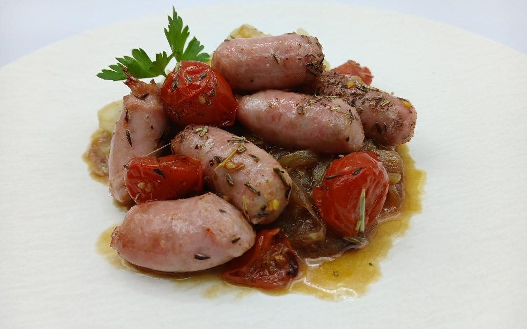 Salchichas al horno con tomatitos