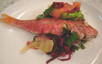 Salmonetes con ensalada