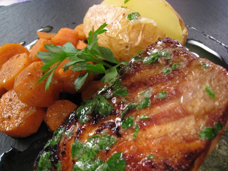 Salmón a la mostaza con zanahorias aliñadas